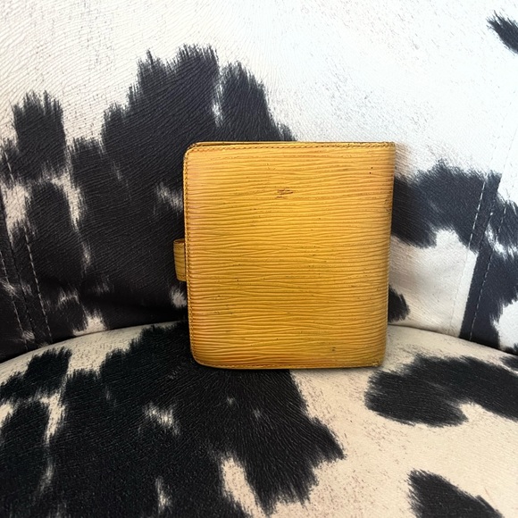 Louis Vuitton Yellow EPI Leather Purple Wallet MI0967 - Picture 3 of 16